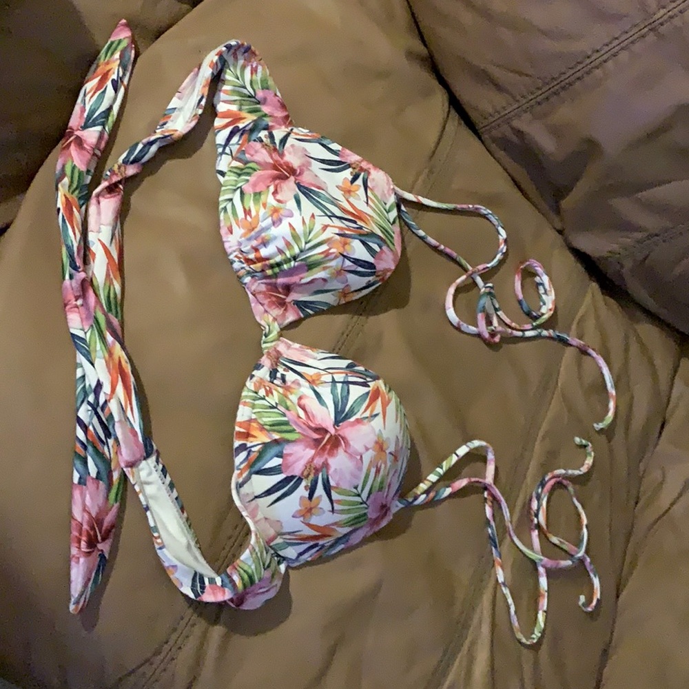 Beautiful floral halter style tieback bikini top!!